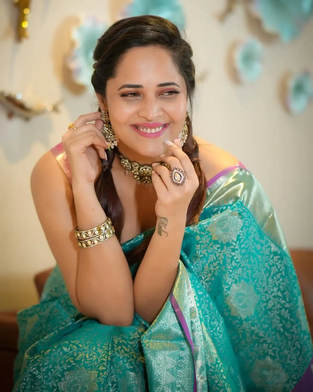 Maa TV Anchor Anasuya Bharadwaj in Green Saree Pink Sleeveless Blouse